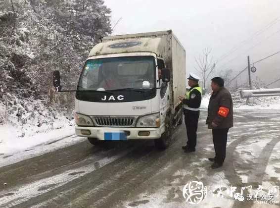 以雪為令！漢中公安交警迎風(fēng)戰(zhàn)雪“凍”真格！