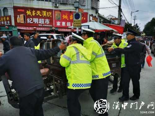 賣桔途中車壞了，一車桔子被撂馬路中央，民警趕忙幫轉(zhuǎn)移