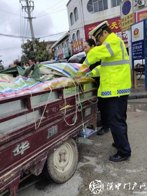 賣桔途中車壞了，一車桔子被撂馬路中央，民警趕忙幫轉(zhuǎn)移