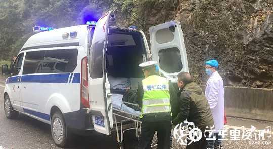 鎮巴210國道兩車相撞2人被困，消防緊急救援