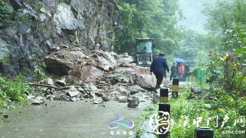 強降雨導(dǎo)致略陽縣部分鄉(xiāng)鎮(zhèn)山體塌方道路受損！