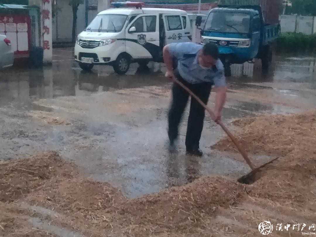 漢臺民警雨中大戰“顆粒歸倉”