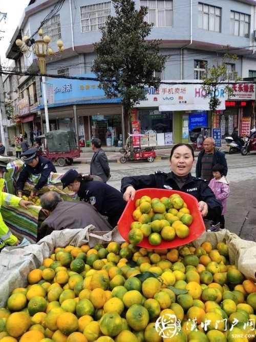 賣桔途中車壞了，一車桔子被撂馬路中央，民警趕忙幫轉(zhuǎn)移