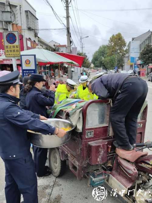 賣桔途中車壞了，一車桔子被撂馬路中央，民警趕忙幫轉(zhuǎn)移