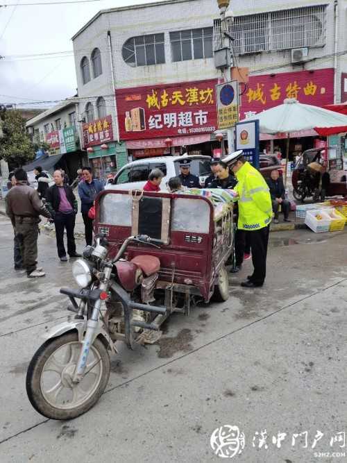 賣桔途中車壞了，一車桔子被撂馬路中央，民警趕忙幫轉(zhuǎn)移