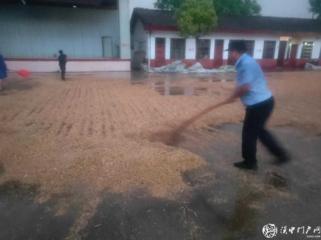 漢臺民警雨中大戰“顆粒歸倉”