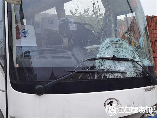 陜飛公司通勤車撞上騎電動車上學母女倆，致兩人不幸身亡