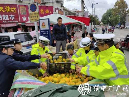 賣桔途中車壞了，一車桔子被撂馬路中央，民警趕忙幫轉(zhuǎn)移