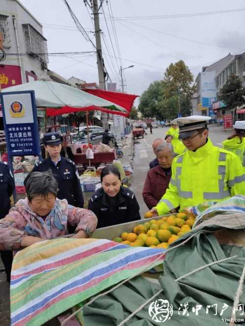 賣桔途中車壞了，一車桔子被撂馬路中央，民警趕忙幫轉(zhuǎn)移