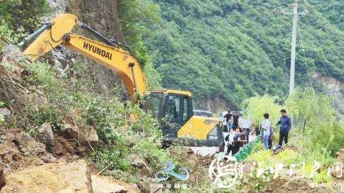 略陽多條道路塌方中斷，交通部門緊急搶修保暢通！