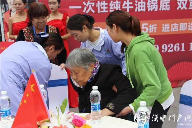 書畫傳德孝 康養話中秋｜褒國康樂園舉行敬老愛老明星演唱會