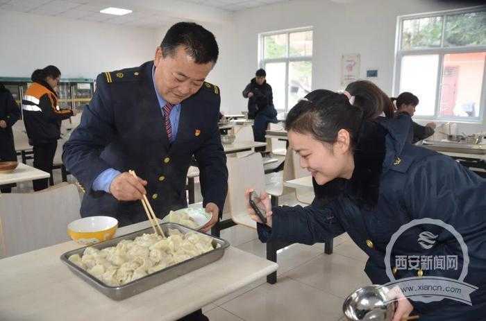 冬至暖心水餃 吃出“家”的味道 漢中車(chē)務(wù)段勉西車(chē)站1萬(wàn)多個(gè)餃子解濃濃鄉(xiāng)愁