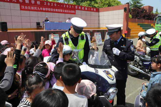 “大手拉小手”漢中交警走進漢臺區新民九年制學校普及交通安全知識 