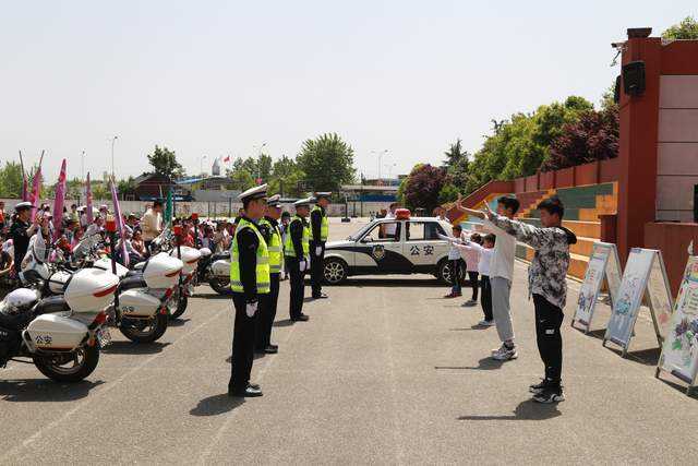 “大手拉小手”漢中交警走進漢臺區新民九年制學校普及交通安全知識 