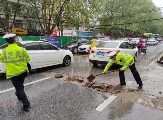 漢中交警化身“救援隊”風雨中迅速“鋪路”除隱患