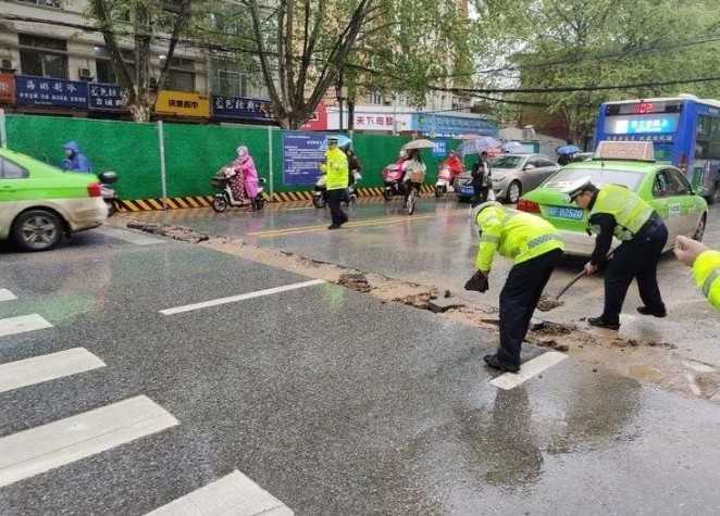 漢中交警化身“救援隊”風雨中迅速“鋪路”除隱患