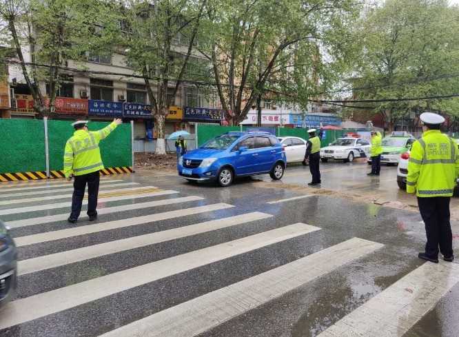 漢中交警化身“救援隊”風雨中迅速“鋪路”除隱患