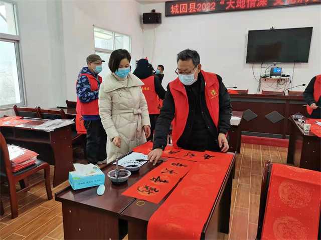 城固書法家義務為山區群眾寫春聯送祝福