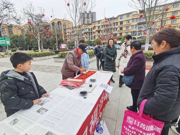 城固：“送春聯、送祝福”活動在縣樂城公園舉行