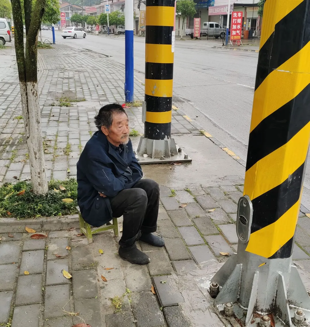 暖心︱八旬老人迷路，公路人幫助回家