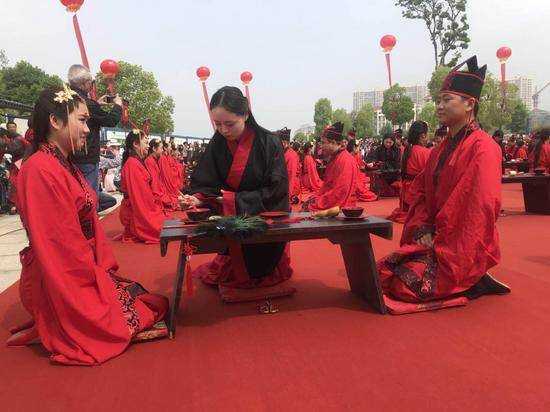 漢中市天漢長街舉行"三生三世·情定漢中"漢式戶外集體婚禮