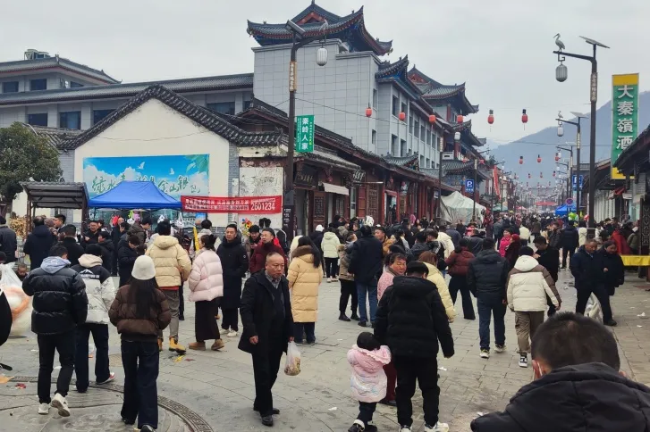 新年第一天，洋縣長青華陽景區(qū)迎來蛇年開門紅~