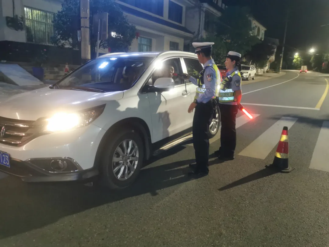 留壩縣公安局“五強(qiáng)化”扎實(shí)開(kāi)展夏夜治安巡查宣防集中統(tǒng)一行動(dòng)