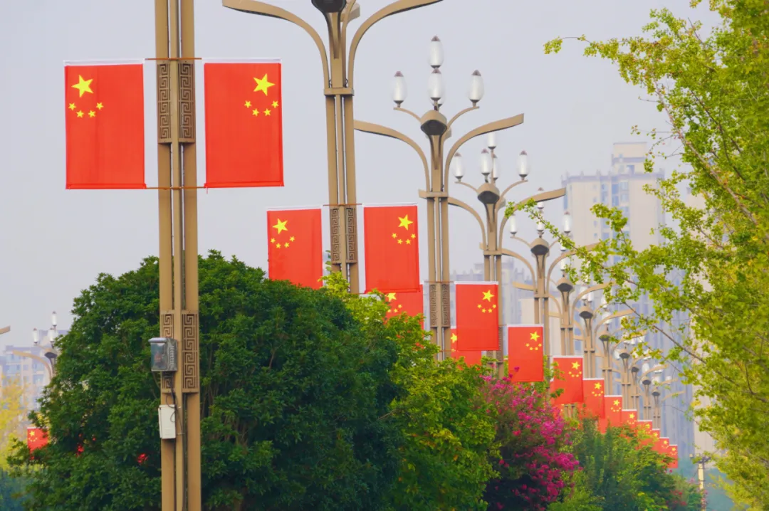 視覺漢臺 | 國慶氛圍感拉滿！“中國紅”扮靚漢臺街頭