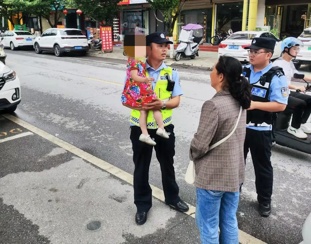 兩歲萌娃溜出家，民警化身奶爸找到家